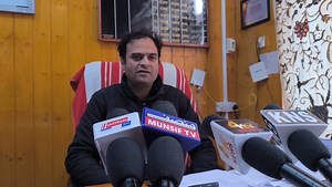 Fake attendance won’t be tolerated in MGNREGA ensure fair and transparent attendance: ACD Kulgam to Job card holders Aijaz Itoo Kulgam, Dec 5: Following the protest staged by MGNREGA job card holders over alleged deletion of works in Pombai Block by BDO Pombai in Kulgam district, authorities making it clear that manipulated attendance under no circumstances will be entertained. Assistant Commissioner Development (ACD) Kulgam, Bilal Ahmad Kamgar said, “NMMS isn’t just an app, it’s a nationwide ac