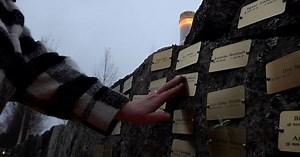 Kyrkogården i Gammelstad lyser upp – Gunbritt och Carina tände ljus för anhöriga