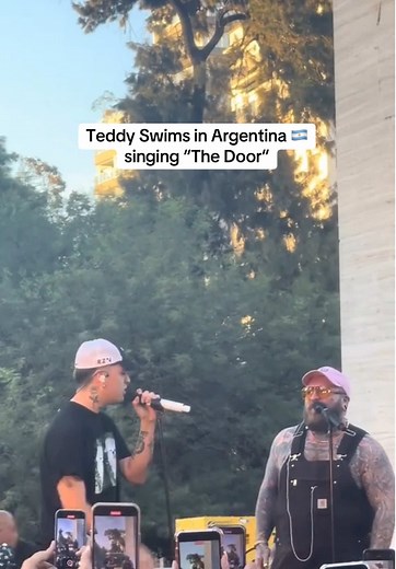 Teddy Swims Performs 'The Door' in Argentina