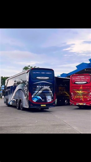 The PO Kurnia Premium Bus enters the Batoh terminal parking area ready to depart at night