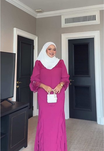 ‘Ada tak contoh model pakai size XL in Blaire Luxe? Nak tengok sample model pakai sebab saya yakin pleated & flare effect akan buat saya nampak tinggi’ 🥹- of course dituruti dear. Featuring our model in Blaire Luxe code Fuschia in size XL ✨ #Qiszar #fyppppppppppppppppppppppp #bajuraya2025 #bajurayacantik #bajuraya #bajurayaqiszar #foryou #fyp #outfitideas #QiszarTimelesaRaya2025 #Fuschia