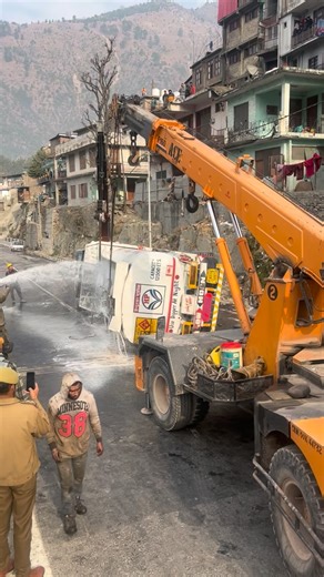 ‎Tahir Banihali طاہر بانہالی 🍁‎ on Instagram: "Hadsa jo Tanker ka hua tha Ramban flyover k upar jk police ramban traffic police ramban aur Civil Qrt ramban Fire service Team ne Zabardast kaam kiya bina koye nuksan Tanker ko side kiye"