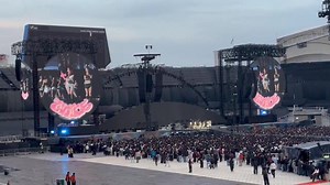 TWICE PERFORMING TT AT COLDPLAY'S CONCERT ~misami~ | Ｌｉｖｅ ＯＮＣＥ, Ｌｏｖｅ ＴＷＩＣＥ