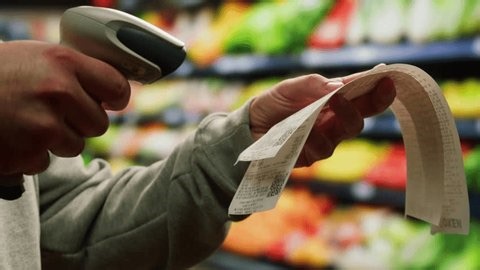 clip-3990007233-scan-scanning-qr-code-shipping-label-delivery