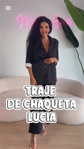 🚨🔥 ATENCIÓN CHICAS, NOTICIÓN 🔥🚨 Después de tanto pedirlo… ¡POR FIN ESTÁ DE VUELTA! 😍 Hemos conseguido reponer en web nuestro TRAJE CHAQUETA LUCÍA, uno de vuestros FAVORITOS 💣✨ 🖤 Disponible en NEGRO 💙 Disponible en CELESTE 📏 Dos tallas 💥 PRECIO BOMBA: solo 19,50€ Elegante, estiloso y perfecto para cualquier ocasión: eventos, looks de diario o ir ideal al trabajo ✨ ⚠️ Unidades MUY limitadas ⚠️ Ya sabéis lo que pasa cuando vuelve… VUELA 👉 Entra ya en la web y hazte con el tuyo antes de q