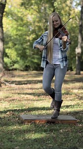 Howdy Y’all 👋🏻 I’m a dancing fiddler, and this is a tune called “Fire on the Mountain” 👣🎻 This style of dance is called “buck dancing,” and it’s an Oldtime Appalachian tradition. This is Oldtime traditional Appalachian style fiddling. It’s not traditional to fiddle and dance at the same time, but it’s something fun and weird that I like to do! #dancingfiddler #buckdance #oldtime #fiddle #nashville | Hillary Klug