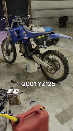 The full rebuild on these 2 bikes is gonna be sick. Stay Tuned!! #dirtbikes #cr125 #yz125 #restoration #mechaniclife
