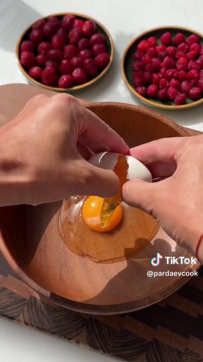 Блинный торт 🥞 Давно я не готовил торты, обычно их готовить сложно и очень долго, но такой блинный торт готовится очень просто, получается нежным, а главное вкусным. Ингредиенты: \t•\tяйцо 2 шт \t•\tмолоко 200 мл \t•\tмука 100-120 г \t•\tсахар 2 ст.л \t•\tсоль щепотка Крем: \t•\tсливки 33% - 600 мл \t•\tсахарная пудра по необходимости \t•\tтворожный сыр 150-200 г \t•\tсгущенка по желанию \t•\tягоды