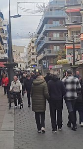 25 December – 9:50 AM 🎄 Old Town is starting to fill up with people this morning! 🏘️✨ Who else is out enjoying the festive vibes today? 🎅🎁 | Benidorm Now