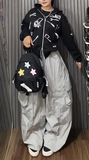 kim98 on Instagram: "[ CEK KERANJANG👆🏻 / SPILL CAPTION ⤵️ ] mini backpack🖤 klik link bio: 🖇️ 📌 939 #ootd #ootdhijab #ootdfashion #styleinspo #styleinspiration"