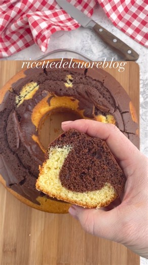 CIAMBELLA BIANCA E NERA, morbidissima e perfetta da inzuppare 😍 Ingredienti 350 gFarina 00 200 gZucchero 180 gBurro (o margarina oppure 120 ml di olio di semi di girasole o EVO) 200 mlLatte 4Uova 1 bustinaLievito chimico in polvere 30 gCacao amaro in polvere Strumenti Pentola piccola per sciogliere burro Frusta a mano o elettrica Mestolo Ciotola Tortiera da ciambella da 25 cm Preparazione Prima di tutto dovrete far sciogliere il burro o la margarina in un pentolino a fiamma bassissima e lascite