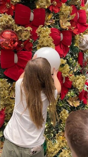 Clarinha arrancou a bola e caiu a árvore