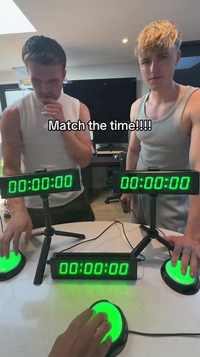 Dan Woolley (@danwoolleyy)’s video of Clock