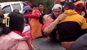 🚨#Alerta | ACCIDENTE DE TRÁNSITO, MUY CERCA A LA CIUDAD DE CHOTA, DEJA HERIDOS DE GRAVEDAD Hoy en horas de la mañana se produjo un accidente de tránsito, en la Carretera Longitudinal de la Sierra, vía Chota - Bambamarca en la comunidad de Atoctambo (altura Huambo Río), una combi perteneciente a la empresa Turismo Coremarca, chocó frontalmente con un auto, dejando heridos de gravedad. La peor parte de este accidente se habría llevado el conductor del auto, quién ya fue trasladado hasta el hospit