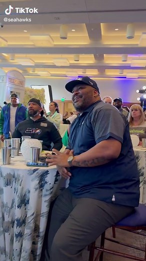 The best tackle to ever play the game approves of this pick 👏 #walterjones #abrahamlucas #seahawks #nfl #nfldraft