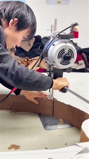 Cutting fabric using vertical electric cloth cutting machine with precision control