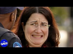 Elle le trouve bizarre | Juste Pour Rire Les Gags