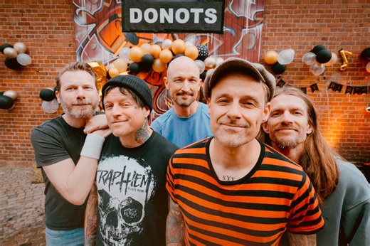 7 Minuten DONOTS Geschichte: Nach dem dramatischen Cliffhanger des ersten 30. Bandgeburtstag Clips hier nun für Euch endlich das sensationelle Staffelfinale der Mini Birthday Slams - der zweite Tag in der wunderbaren Scheune in Ibbenbüren. Wir hätten uns kein schöneres Jubiläum wünschen können, ehrlich! Herzlichen Dank an alle Beteiligten für unvergessliche Momente, tollste Geschenke, Lastwagen voller Torte und Geburtstagskerzen, die mit Schweiß, Spucke, Blut und Tränen gemeinsam gebührend gelös