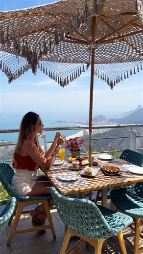 Parque Bondinho Pão de Açúcar on Instagram: "Por aqui, a gastronomia também faz parte da experiência. Entre um passeio e outro, os espaços gastronômicos convidam a uma pausa para aproveitar o momento, recarregar as energias e seguir explorando. Com opções que acompanham diferentes horários do dia, cada escolha foi pensada para oferecer qualidade e uma experiência completa, sempre com uma das vistas mais icônicas do Rio como cenário. Seja para um café, uma refeição ou um brinde especial. 🍽️✨ #Pa