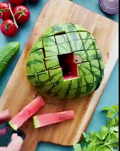 Sød, frisk, lækker og sprød 🍉 Servér vandmelon-salat som en let ret for sig selv eller som tilbehør til grill-menuen 🔥 Velbekomme! Se hvordan du gør i videoen her - og find opskriften i linket 👇 arla.dk/opskrifter/vandmelonsalat-med-salatost/ | Karolines Køkken®