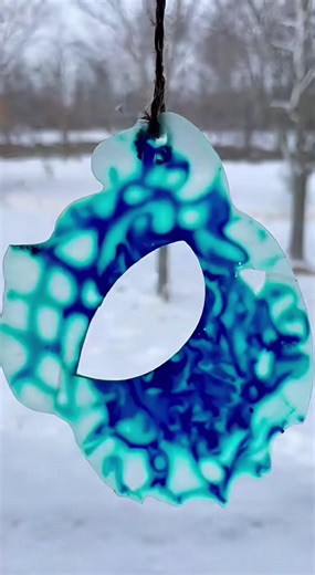 Don't throw away those old broken crayons! 🖍️ Transform them into beautiful sun catchers that brighten up any room. This simple "melt and cut" craft is a great way to recycle and create something stunning for your windows. ☀️ #Crafty #Upcycling #CrayonArt #DIYDecor #WindowArt #KidsCrafts | Easy Recipes