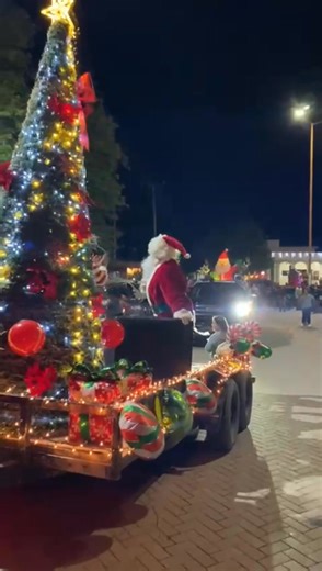 🎄✨ Así se vivió nuestro Desfile Navideño y Posada ✨🎄 Entre luces, música y sonrisas, el Desfile Navideño llenó de alegría nuestras calles y culminó con una hermosa posada, organizada por el H. Ayuntamiento y el DIF Municipal, donde niñas, niños y familias compartieron momentos inolvidables. Gracias a todas las personas que formaron parte de esta celebración y que hicieron posible llevar el espíritu de la Navidad a nuestro municipio. Sigamos construyendo comunidad, unión y esperanza. 🎶🎁 | H. 