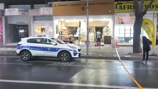 Larnakaonline.com.cy on Instagram: "Βίντεο: Πυροβολισμοί έξω απο την Αστυνομική Διεύθυνση Λάρνακας – Πληροφορίες για εμπλοκή γνωστού προσώπου Συναγερμός σήμανε το απόγευμα στη Λάρνακα, μετά από πληροφορίες για συμπλοκή και ρίψη πυροβολισμών στο κέντρο της πόλης. Από τα μέχρι στιγμής στοιχεία, φαίνεται να προκύπτει ότι προηγήθηκε συμπλοκή μεταξύ προσώπων, ενώ στη συνέχεια ρίχθηκαν πυροβολισμοί, με την Αστυνομία να αναφέρει πως υπάρχουν τραυματίες, ο αριθμός των οποίων δεν έχει διευκρινιστεί μέχρι