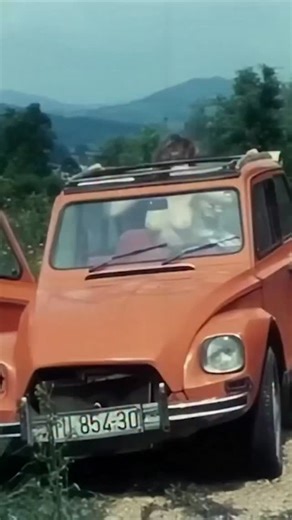 ☺ on Instagram: "1990년 개봉한 영화 〈나홀로 집에(Home Alone)〉는 단순한 가족 코미디를 넘어, 혼자 남겨진 한 아이의 용기와 따뜻함을 담아낸 작품입니다. 크리스마스의 화려한 장식과 밝은 음악 뒤에는, 케빈이 느끼는 외로움과 성장의 순간들이 자연스럽게 스며 있습니다. 처음엔 집에 혼자 남았다는 사실이 마치 해방된 듯 신나 보이지만, 시간이 지날수록 조용한 집 안 곳곳에서 케빈이 맞닥뜨리는 고요한 감정들이 더 깊이 다가옵니다. 빈 식탁, 적막한 밤, 멀리서만 들리는 캐럴 소리… 이런 순간들이 영화의 분위기를 더욱 따뜻하면서도 쓸쓸하게 만들죠. 하지만 이 영화가 오래 기억되는 이유는, 결국 케빈이 혼자서도 두려움을 이겨내고 집을 지켜내는 모습 때문입니다. 장난기 가득한 함정들과 소동 속에서도, 어린 아이의 순수한 용기와 가족을 향한 그리움이 자연스럽게 묻어납니다. 많은 사람들이 “왜 매년 겨울만 되면 이 영화를 다시 보게 될까?”라고 말합니다. 아마도 〈나홀로 