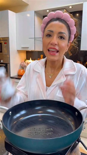 ‎گلی نجادی🌷‎ on Instagram‎: "⁨ ⁨ 🍫 براونی تابه‌ای آسون و بدون دردسر مواد لازم: • دو قاشق غذاخوری نوتلا (یا هر کرم شکلاتی دیگه) • دو تا تخم‌مرغ • سه قاشق غذاخوری آرد • یه قاشق غذاخوری بیکینگ پودر • حدود سی میلی‌لیتر (دو قاشق غذاخوری) شیر • کمی چیپس شکلات (اگه دوست داری) طرز تهیه: 1 اول تابه نچسب رو بذار روی حرارت خیلی کم. نوتلا رو بریز توی تابه و یه کم گرمش کن تا نرم بشه، ولی حواست باشه نجوشه یا نسوزه. 2 حالا تخم‌مرغ‌ها رو بشکن و بنداز توی تابه. سریع هم بزن تا با نوتلا قاطی بشن و یه مایه صاف و 