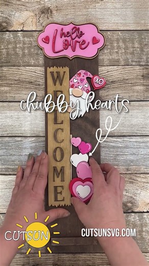 This Genius Porch Sign Swaps Decorations in Seconds #diy #valentines #homedecor