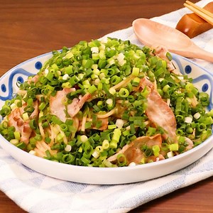 デリッシュキッチン-料理・献立・レシピ on Instagram: "ねぎだくなパスタはさっぱりとしていてやみつき！ #ネギ塩パスタ ワンパンでできてとっても簡単です！ 今日のお昼にいかがでしょうか？ ■材料 (1人分) ・スパゲティ 100g ・細ねぎ 1/4袋 ・豚バラ薄切り肉 80g ・唐辛子（輪切り） 少々 ・サラダ油 大さじ1/2 ☆塩だれ ・酒 大さじ1 ・塩 小さじ1/3 ・和風顆粒だし 小さじ1/2 ・水 600cc ■手順 ⑴ 細ねぎは刻む ⑵ 豚肉は食べやすい大きさに切る ⑶ フライパンにサラダ油を入れて熱し、豚肉を入れて肉の色が変わるまで中火で炒める ⑷ ☆、唐辛子を加える ⑸ 煮立ったらスパゲティを半分に折って加え、表記の時間より1分短くゆでる ⑹ 器に盛り、細ねぎをのせ、残った汁をかける 作ったら#デリッシュキッチン のタグをつけてぜひ教えて下さい♪ #delishkitchen #でりっしゅ #followme#yum #yummy #food #foodie #foodpics#instafood #instagood #recipe #cooking#d