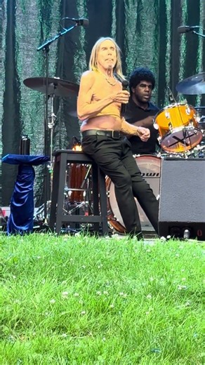 ⚡🔥 Iggy Pop – in the Red Hot Chili Peppers orbit – shirtless, lean, and still brutally alive