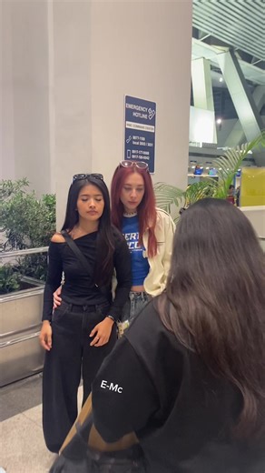 Hand placement 🤭 haha @era @Lauren Parkinson 🏳️‍🌈 #wlw #era #lau #ph