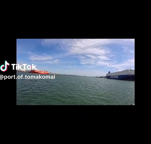 広大な港を感じたかったら、苫小牧港を眺めよう！ 今日は、みなさんも気軽に遊びに行けるキラキラ公園→苫小牧西港フェリーターミナル→入船公園に行きました🙆‍♀️ #苫小牧西港フェリーターミナル #キラキラ公園 #入船公園 #苫小牧港