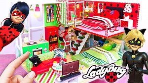 Hola a tod@s, hoy os voy a enseñar cómo hice ésta casa en miniatura donde Ladybug y Chat Noir de la serie Miraculous Ladybug viven juntos 💖. Las zonas comunes como baño, cocina, salón y comedor los he hecho con los colores representativos de ambos personajes y los dormitorios los he hecho únicamente con sus colores. Así que si tenéis los muñecos de Ladybug y Chat Noir ya pueden vivir juntos en la misma casa 😱. Para hacer la casa he tardado 5 días aunque vosotros veáis que el vídeo dura solo 13