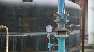 clip-11901869-manometer-measuring-pressure-on-chemical-plant
