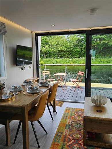 This could be your weekend instead of scrolling Tik Tok... Check out our Houseboat at www.caleycruisers.com