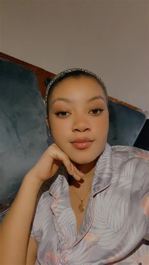 Expressive Hand Gestures and Leaf Pattern Style