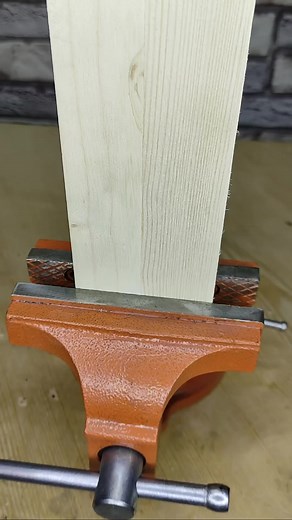 Be sure to remember this trick! How to clamp a board in a vise without damaging its surfac #short#tools #tool #handtools #powertool #toolporn #carpenter #toolbox #plumbing #plumbeste | Simon Doyle