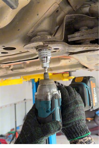 If I told you this tool could also remove stripped bolts, wouldn't that be mind-blowing? You can't even find an 16.5mm socket on the market; it's practically unheard of. Stop lugging around a heavy toolbox! This does it all. 🧰❌ The