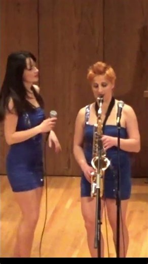 She knows she's a PRETTY WOMAN! 🎤 #sassygals #liveperformance #shorts