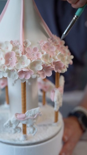 The video shows that the puffed rice can be used even when creating a carousel. The puffed rice recipe you can find in Facebook subscribe or instagram subscribe. It's very easy when you have the right material. Carousel 🎠 made from @saracino pasta model. Flowers from saracino flower paste. #carousel #cakeart #cakedesign #modeling #loveart #artist #cakeworld #cakedecorating | Dionis Iarovoi