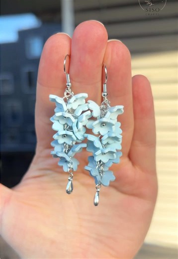 These earrings just feel like spring. 🪻 Handmade slowly piece by piece. 🫶🏼 So that your earring are just as special as you. 🩵 these are going to be available soon on March 8th. 🤭 Would you wear them? ✨ #handmadewithlove #handmadejewelry #polymerclayearrings #springearrings #handmadeearrings