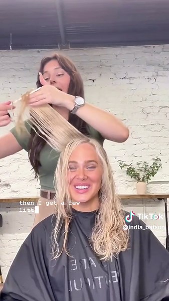 Raise your hand if you have ever been personally victimized at the hair salon 🙋‍♀️ Getting a hair cut ESPECIALLY as a wavy or curly girl is so hard honestly. It’s tricky finding someone who understand your hair because not all curls are made the same ! I made this video with my hair stylist the lovely @jeniclaytonhair We have a whole YouTube video ( link in bio) walking through my hair cut and color in DEPTH if you are interested. But I wanted to make this for the highlights of the video in hop