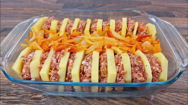 Kartoffeln mit Hackfleisch in Schichten. Es ist so lecker, dass jeder es lieben wird!