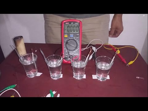 Celda electroquímica de vinagre. Encender un LED con vinagre. Pila galvánica.