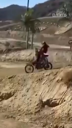 23K reactions · 580 shares | Dude just stops in the center of the track infront of @mikealessi_800 臘‍♂️ (Old Clip) | Moto.Fails | Facebook