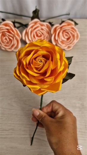 ROSSINI on Instagram: "No te pierdas este tutorial! aprenderas hacer hermosa rosa eterna 😊🌹 #flores #Rossini #rosas"