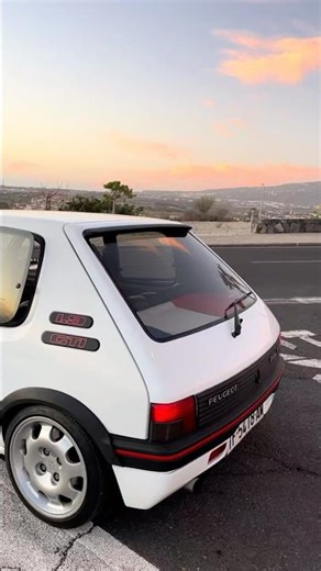This white 205 GTI is just PERFECT 😍🔥