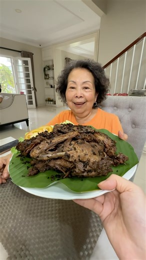 Christina on Instagram: ". BEBEK HITAM YG BEDA DARI BIASANYA!! Enakkk … dagingnya empuk, bumbu meresap smp ke dalam2 trus mmg beda dr bebek hitam pada umumnya .. cocol pake sambel koreknya yg super pedas .. beuhh mantap smp oma nambah2 terus. Yg di Sby bisa langsung ke lokasi di Manyar ya .. yg di luarkota bisa pesen online or lewat e-commerce . . 🔎 @bebekhitamalima 📱 0852-2008-0087 ⭐️ 9.5/10 ✅ Halal 🛍️ Shopee, Tokopedia"